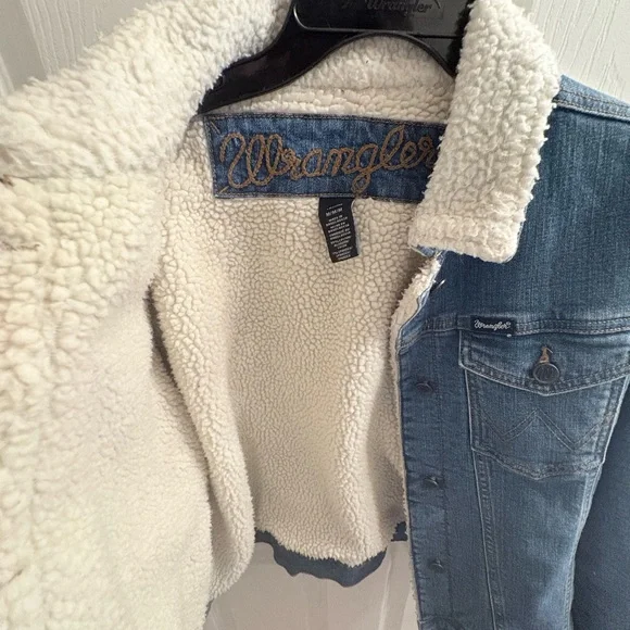 Wrangler Light Blue Denim Jacket with Cream Sherpa - Picture 3 of 4